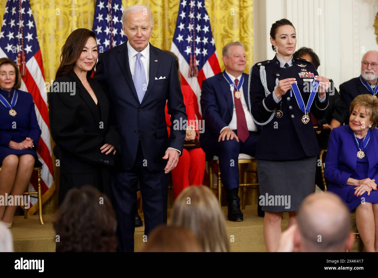 Washington, États-Unis. 03 mai 2024. Le président américain Joe Biden remet à l'actrice Michelle Yeoh la Médaille présidentielle de la liberté, la plus haute distinction civile du pays, lors d'une cérémonie dans la salle est de la Maison Blanche à Washington, DC le vendredi 3 mai 2024. Plusieurs des récipiendaires d'aujourd'hui sont des piliers du Parti démocrate, et Biden lui-même a reçu l'honneur de l'ancien président Barack Obama dans les derniers jours de leur administration en 2017. Photo de Jonathan Ernst/Pool/Sipa USA crédit : Sipa USA/Alamy Live News Banque D'Images