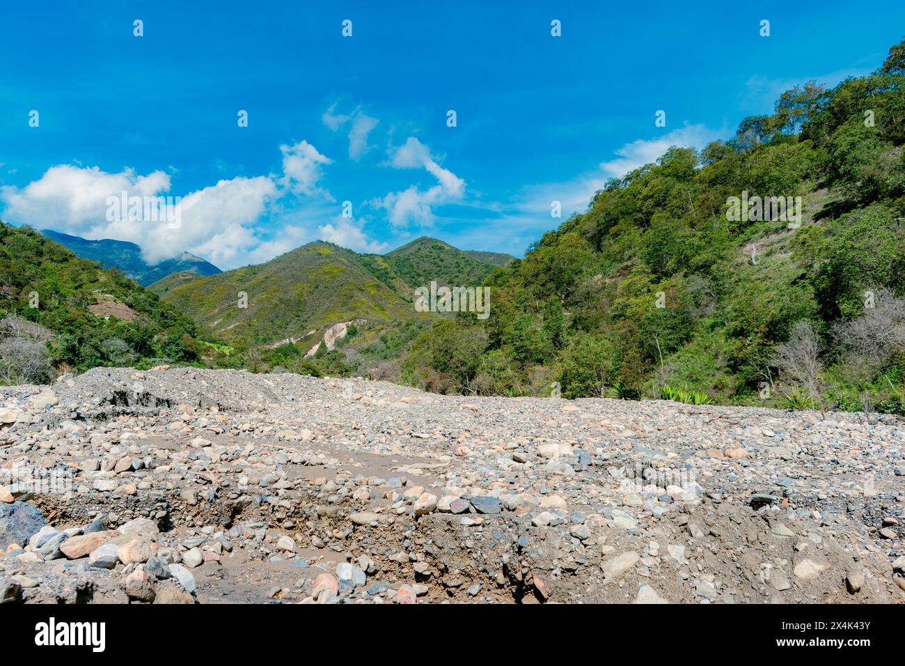 paysage montagneux avec une rivière de pierres résultant d'une avalanche et le fort été qui a laissé la rivière sèche Banque D'Images