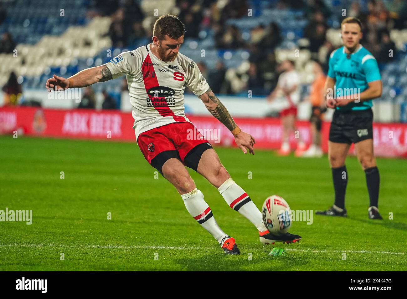 Huddersfield, Yorkshire, Royaume-Uni. 3 mai 2024. Super League Rugby : Huddersfield Giants vs Salford Red Devils au stade John Smith. MARC SNEYD avec deux autres points pour Salford. Crédit James Giblin/Alamy Live News. Banque D'Images