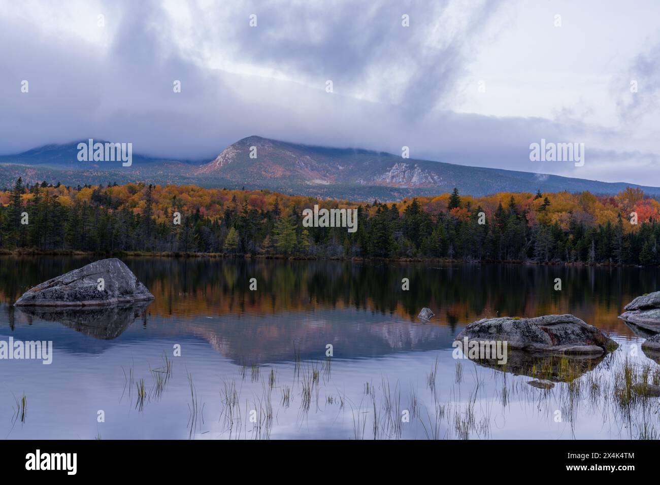 Chute dans les montagnes au nord-est Banque D'Images