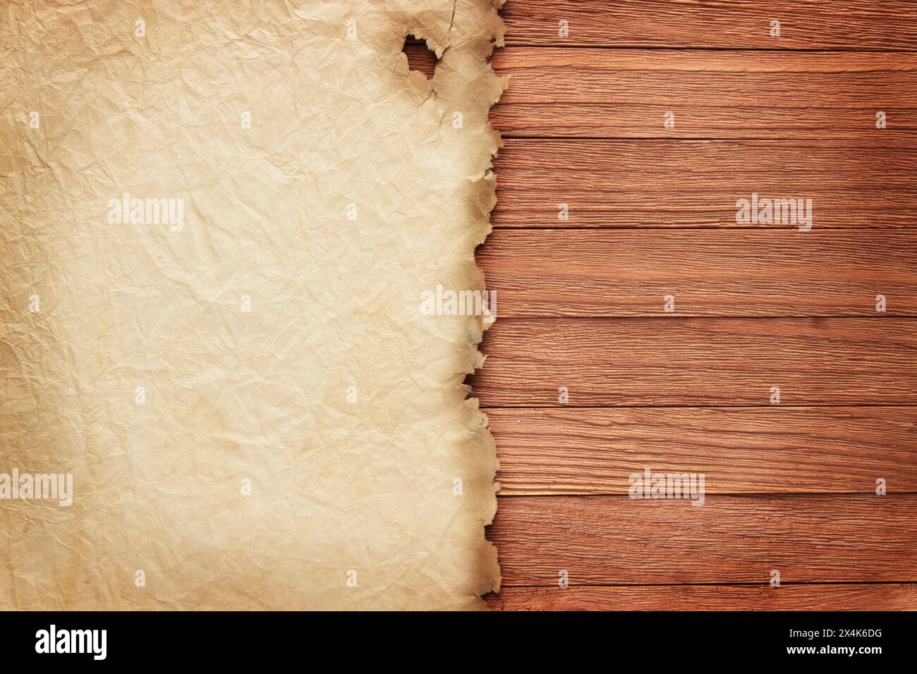 Papyrus froissé sur des planches brunes, fond de texture grunge Banque D'Images
