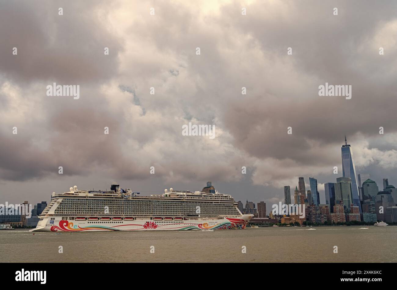 New York, USA - 11 juillet 2023 : bateau de croisière Norwegian Joy Sailing à côté de Manhattan à New York. Skyline of New York Manhattan croisière sur le Hudson RI Banque D'Images