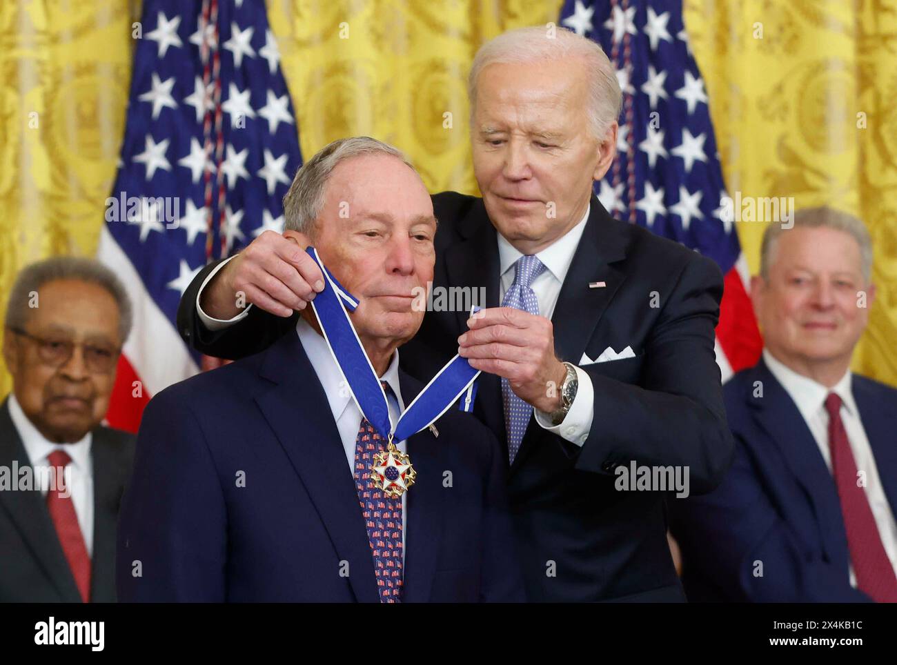 Le président des États-Unis Joe Biden remet au maire Michael Bloomberg la Médaille présidentielle de la liberté, la plus haute distinction civile nations, lors d'une cérémonie dans la salle est de la Maison Blanche à Washington DC le vendredi 3 mai 2024. Crédit : Jonathan Ernst/Pool via CNP Banque D'Images