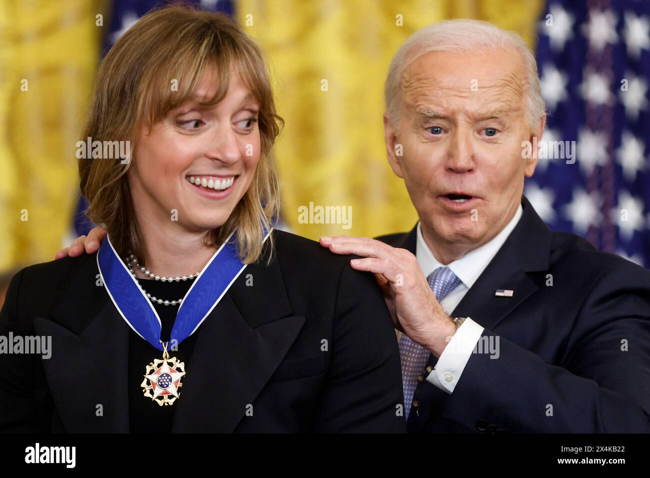 Le président des États-Unis Joe Biden remet à la championne du monde de natation Katie Ledecky la Médaille présidentielle de la liberté, la plus haute distinction civile de countrys, lors d'une cérémonie dans la salle est de la Maison Blanche à Washington, DC le vendredi 3 mai 2024. Plusieurs des récipiendaires du todays sont des piliers du Parti démocrate, et Biden lui-même a reçu l'honneur de l'ancien président Barack Obama dans les derniers jours de leur administration en 2017. Crédit : Jonathan Ernst/Pool via CNP Banque D'Images