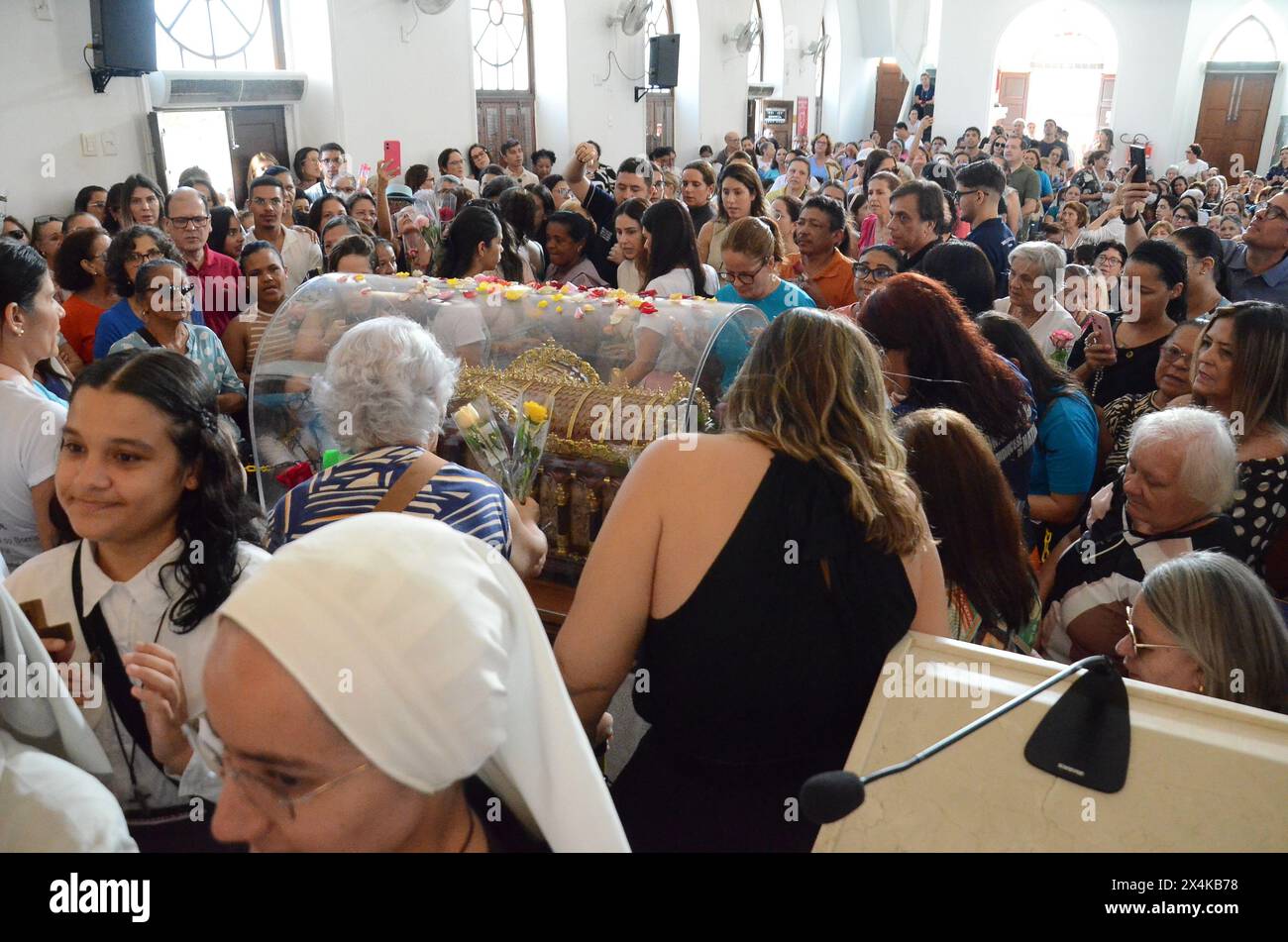 3 mai 2024, Natal, Rio Grande do Norte, Brésil : Natal (RN), 05/03/2024 - RELIGION/ÉGLISE/RN - L'église de Santa Teresinha, dans le quartier Tirol de Natal à Rio Grande do Norte, a reçu aujourd'hui (03), une visite aux reliques de Santa Teresinha do Menino Jesus. Au Brésil, il s'agit du 4ème pèlerinage dans les diocèses, dans le cadre du 150ème anniversaire de la naissance du saint. (Foto : JosÃƒ © Aldenir/Thenews2/Zumapress) (crédit image : © Jose Aldenir/TheNEWS2 via ZUMA Press Wire) USAGE ÉDITORIAL SEULEMENT! Non destiné à UN USAGE commercial ! Banque D'Images