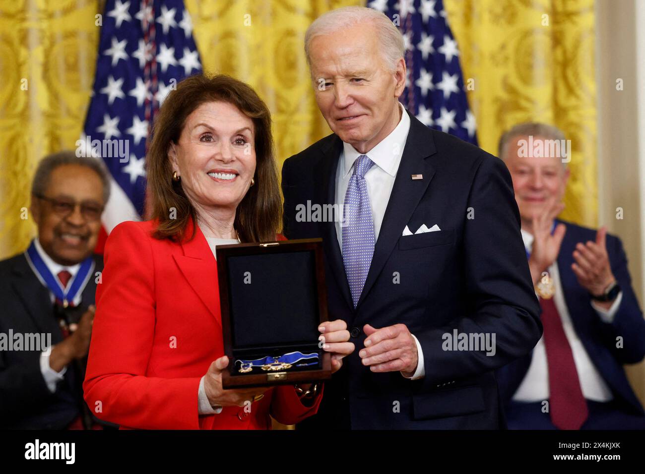 Le président américain Joe Biden se tient aux côtés de Bonnie Lautenberg après avoir décerné à titre posthume à son père le regretté sénateur Frank Lautenberg (d-NJ) la Médaille présidentielle de la liberté, la plus haute distinction civile du pays, lors d'une cérémonie dans la salle est de la Maison Blanche à Washington, DC le vendredi 3 mai 2024. Plusieurs des récipiendaires d'aujourd'hui sont des piliers du Parti démocrate, et Biden lui-même a reçu l'honneur de l'ancien président Barack Obama dans les derniers jours de leur administration en 2017. Photo de Jonathan Ernst/Pool/ABACAPRESS. COM Banque D'Images