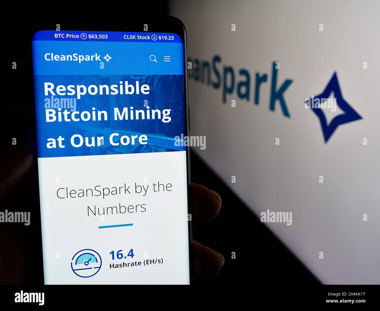 Personne tenant un smartphone avec la page Web de la société minière Bitcoin américaine CleanSpark Inc devant le logo. Concentrez-vous sur le centre de l'écran du téléphone. Banque D'Images