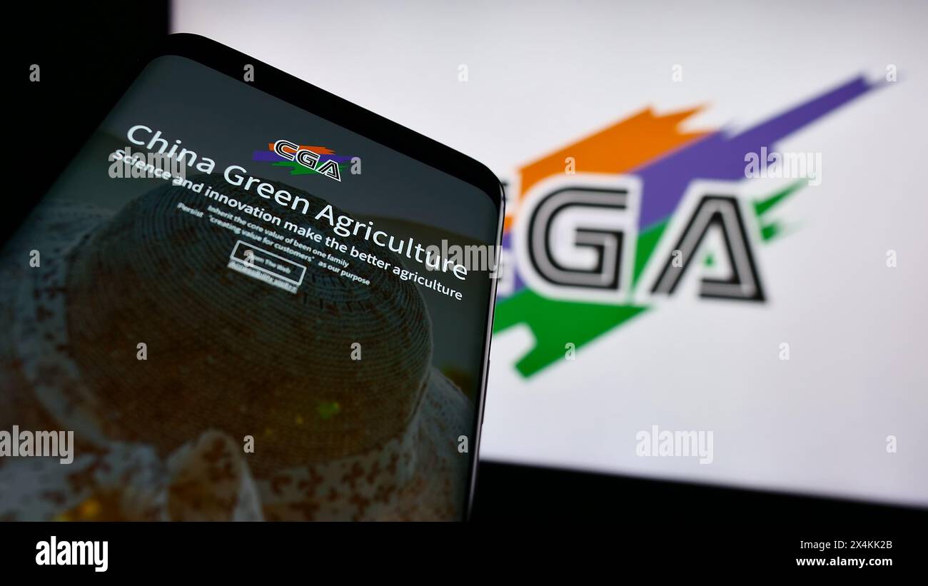 Smartphone avec le site Web de la société chinoise China Green Agriculture Inc (CGA) devant le logo de l'entreprise. Concentrez-vous sur le coin supérieur gauche de l'écran du téléphone. Banque D'Images