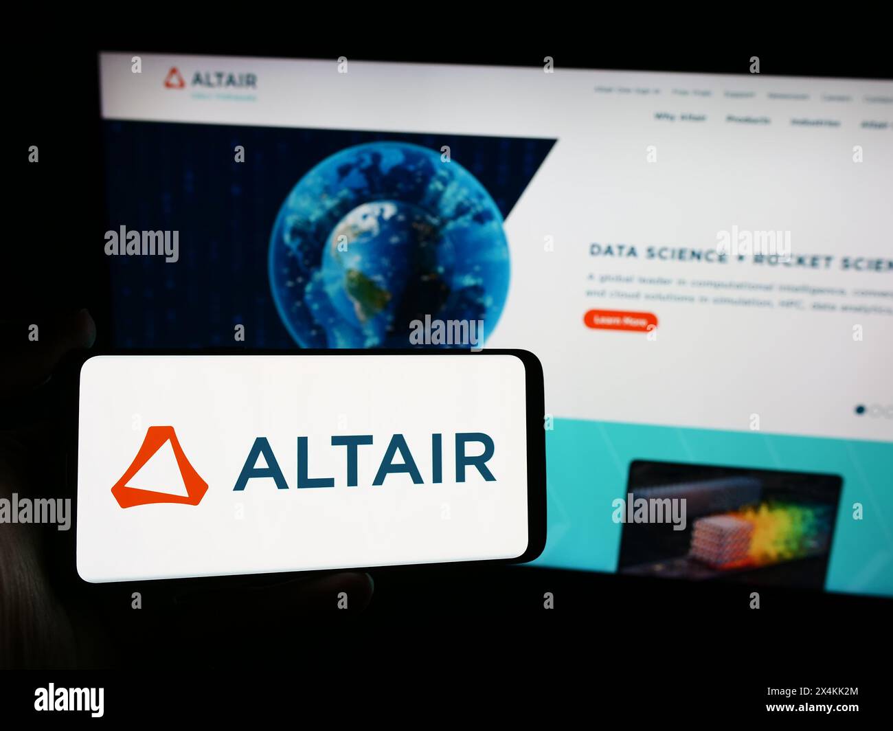 Personne tenant un smartphone avec le logo de la société américaine de logiciels Altair Engineering Inc en face du site Web. Concentrez-vous sur l'affichage du téléphone. Banque D'Images