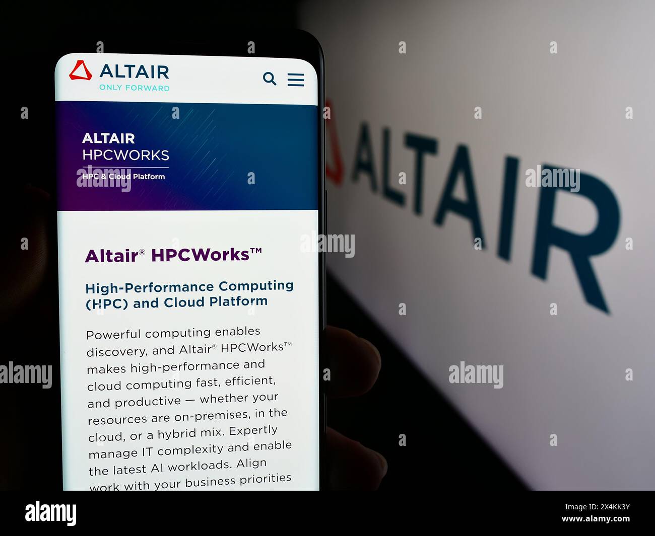 Personne tenant le téléphone portable avec la page Web de la société américaine de logiciels Altair Engineering Inc devant le logo. Concentrez-vous sur le centre de l'écran du téléphone. Banque D'Images