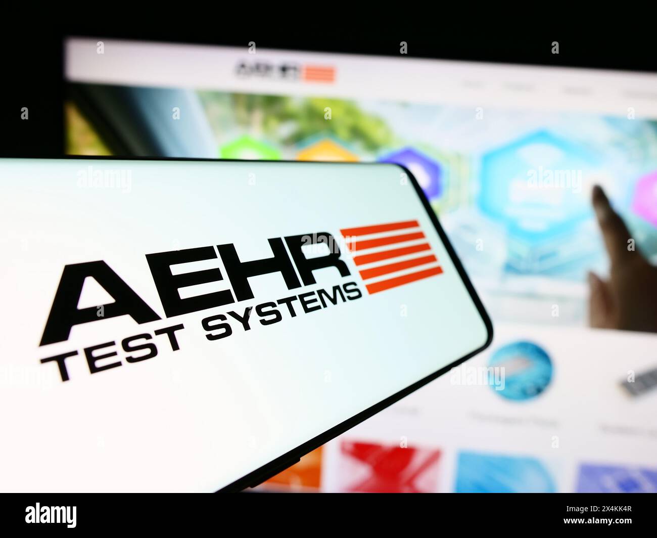 Smartphone avec le logo de la société américaine de test de semi-conducteurs Aehr test Systems en face du site Web de l'entreprise. Concentrez-vous sur le centre de l'écran du téléphone. Banque D'Images