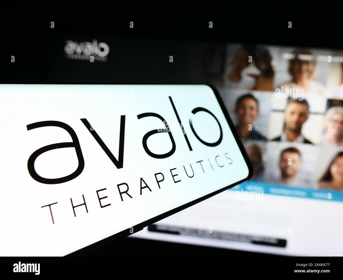 Téléphone portable avec le logo de la société américaine de biotechnologie Avalo Therapeutics Inc. en face du site Web. Mettez l'accent sur le centre-gauche de l'écran du téléphone. Banque D'Images