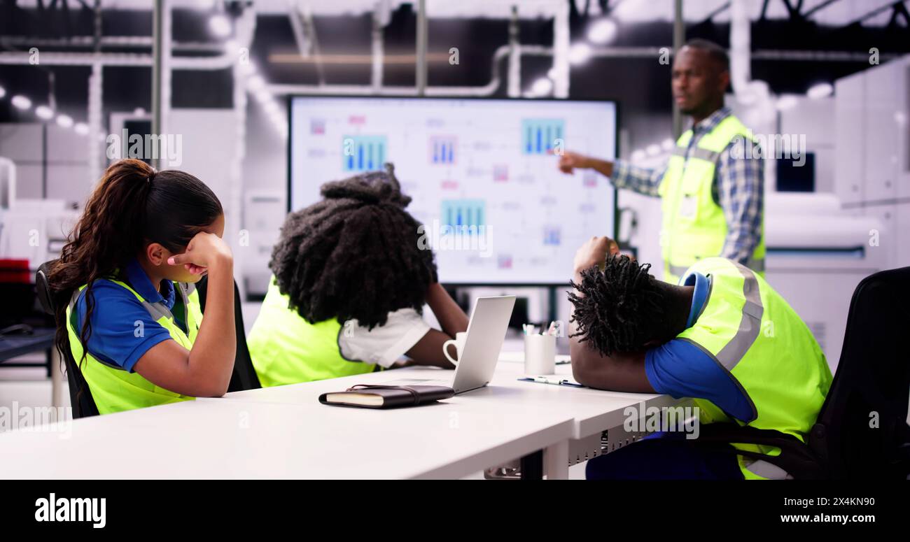 Présentation de la formation aux réunions ennuyées à Chip Factory. Équipe non motivée Banque D'Images Présentation de la formation aux réunions ennuyées à Chip Factory. Équipe non motivée Banque D'Images