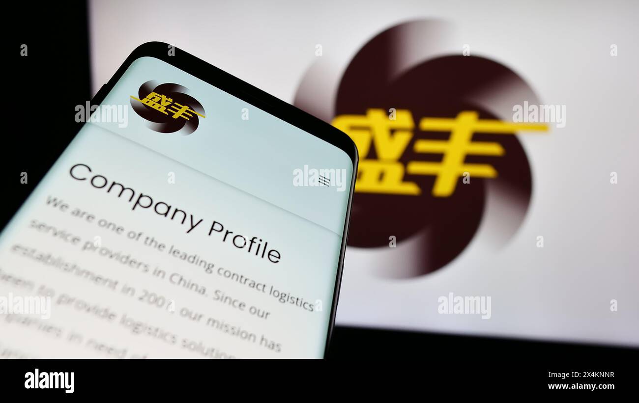 Téléphone portable avec page Web de la société de logistique chinoise Shengfeng Development Ltd devant le logo de l'entreprise. Concentrez-vous sur le coin supérieur gauche de l'écran du téléphone. Banque D'Images