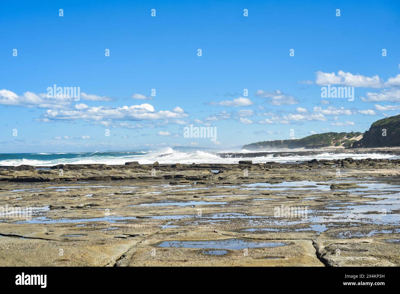 promontoire rocheux avec d'énormes vagues qui s'écrasent Banque D'Images