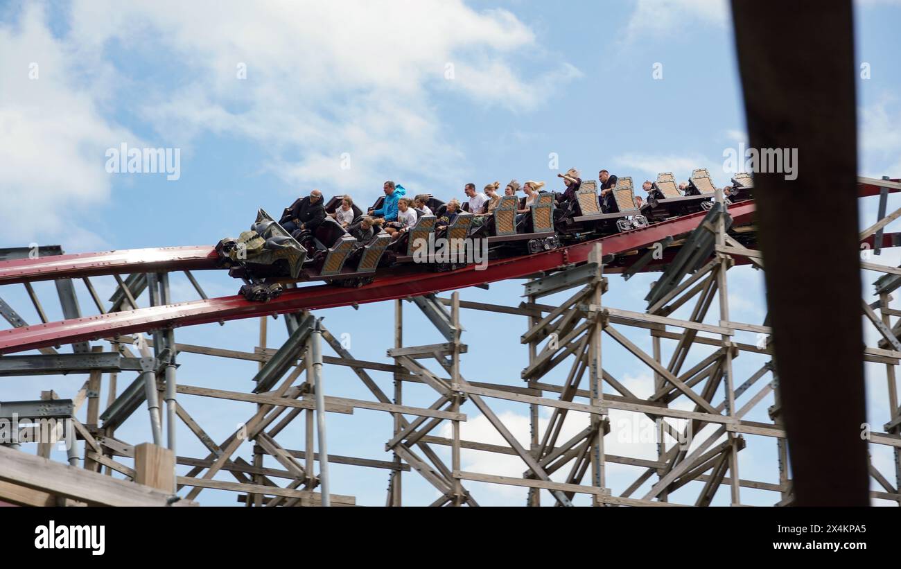 Les gens s'amusent sur les montagnes russes hybrides 'Zadra' au parc d'attractions 'Energylandia' Banque D'Images