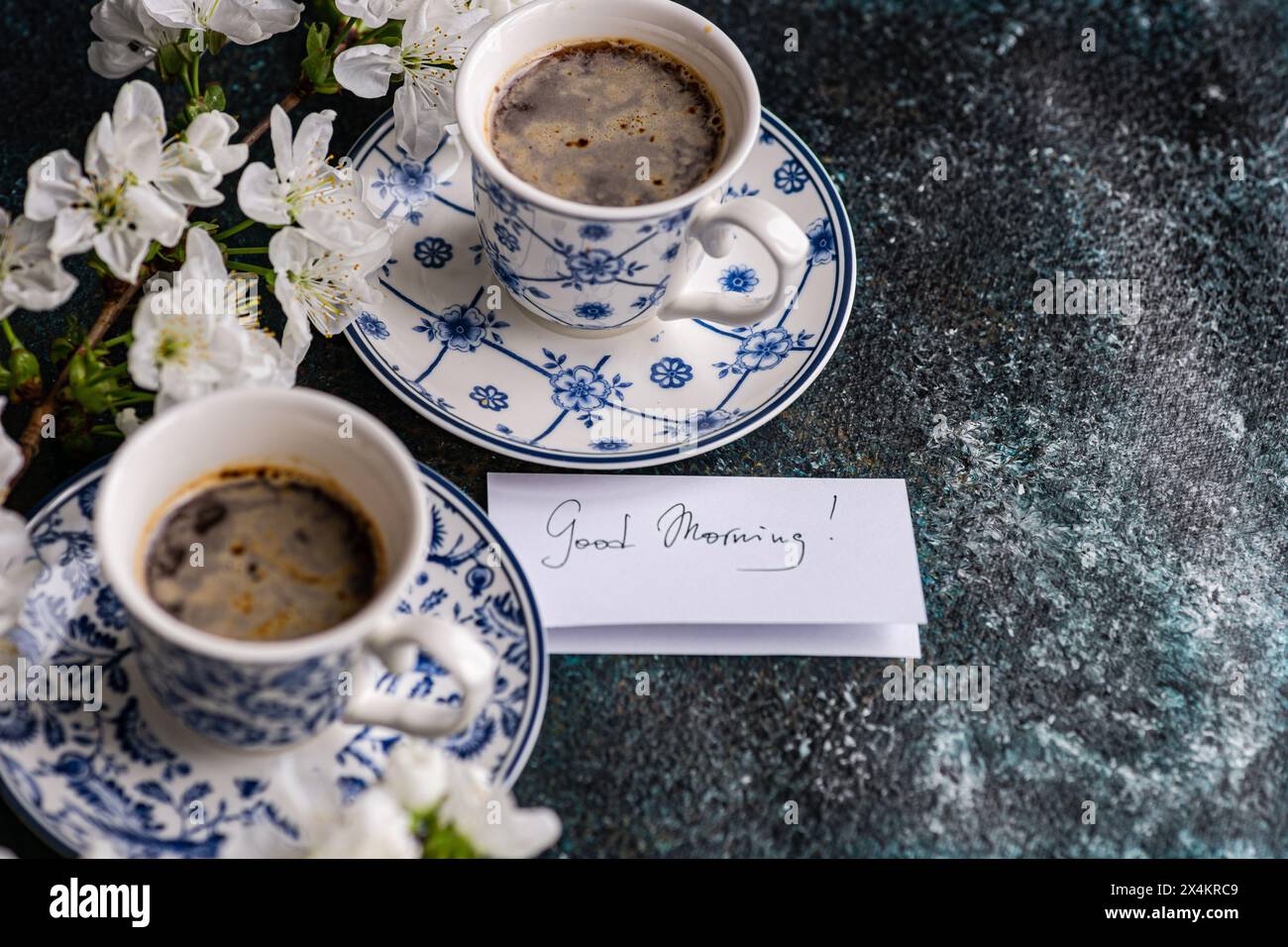 Café du matin pour couple avec fleur de cerisier sur table en béton Banque D'Images