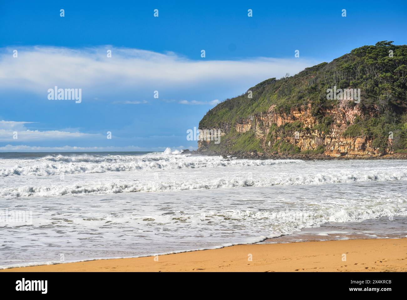 de grandes vagues s'écrasent sur une plage de sable Banque D'Images