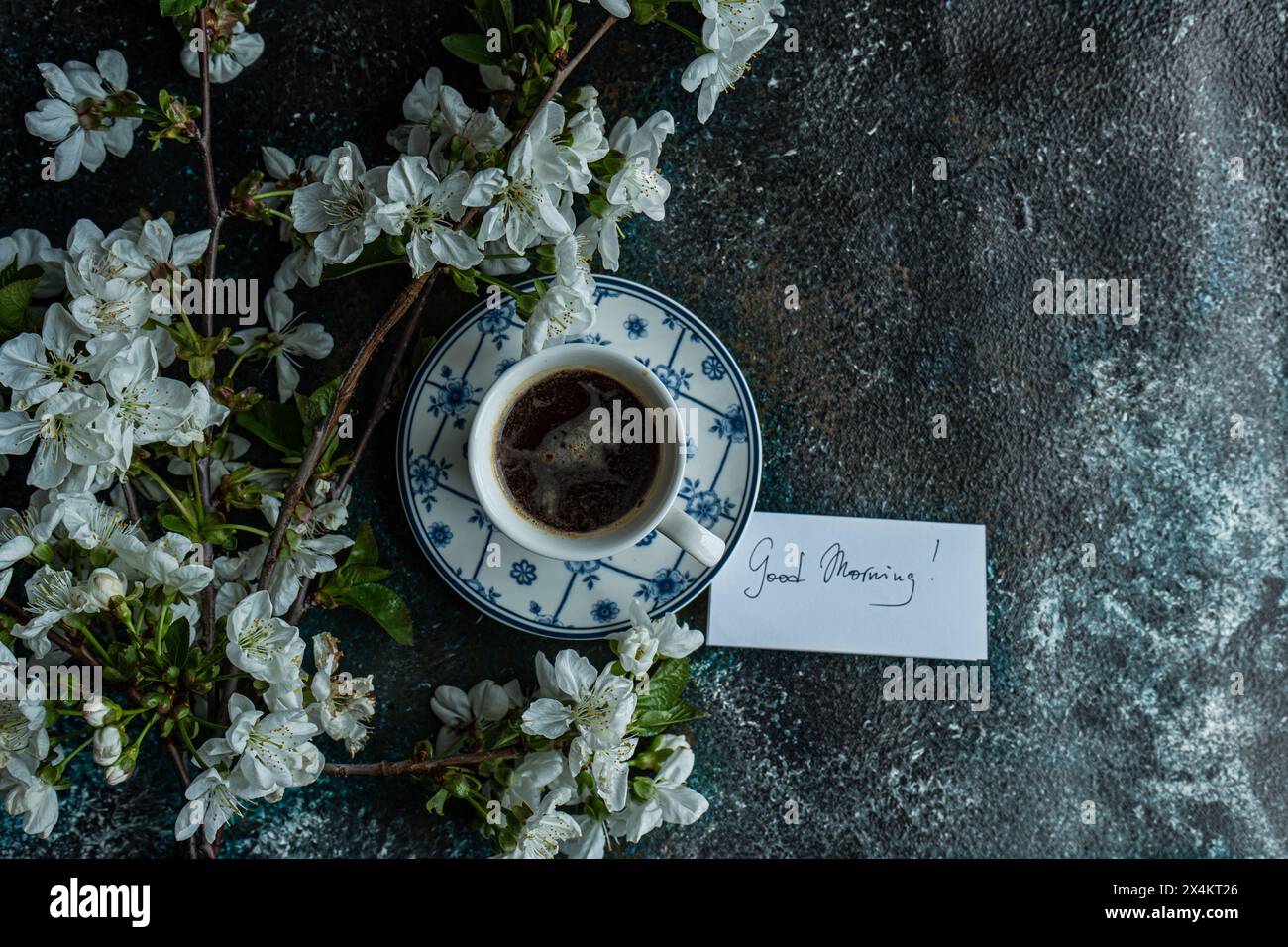 Café du matin pour couple avec fleur de cerisier sur table en béton Banque D'Images