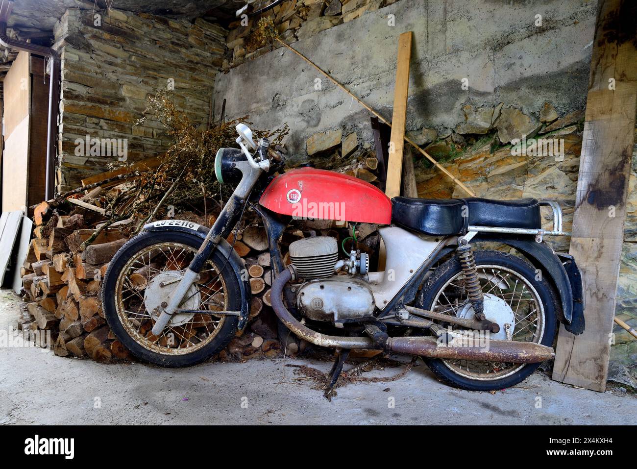 Vieille moto à OS Esquios, Taramundi, Asturies, Espagne Banque D'Images