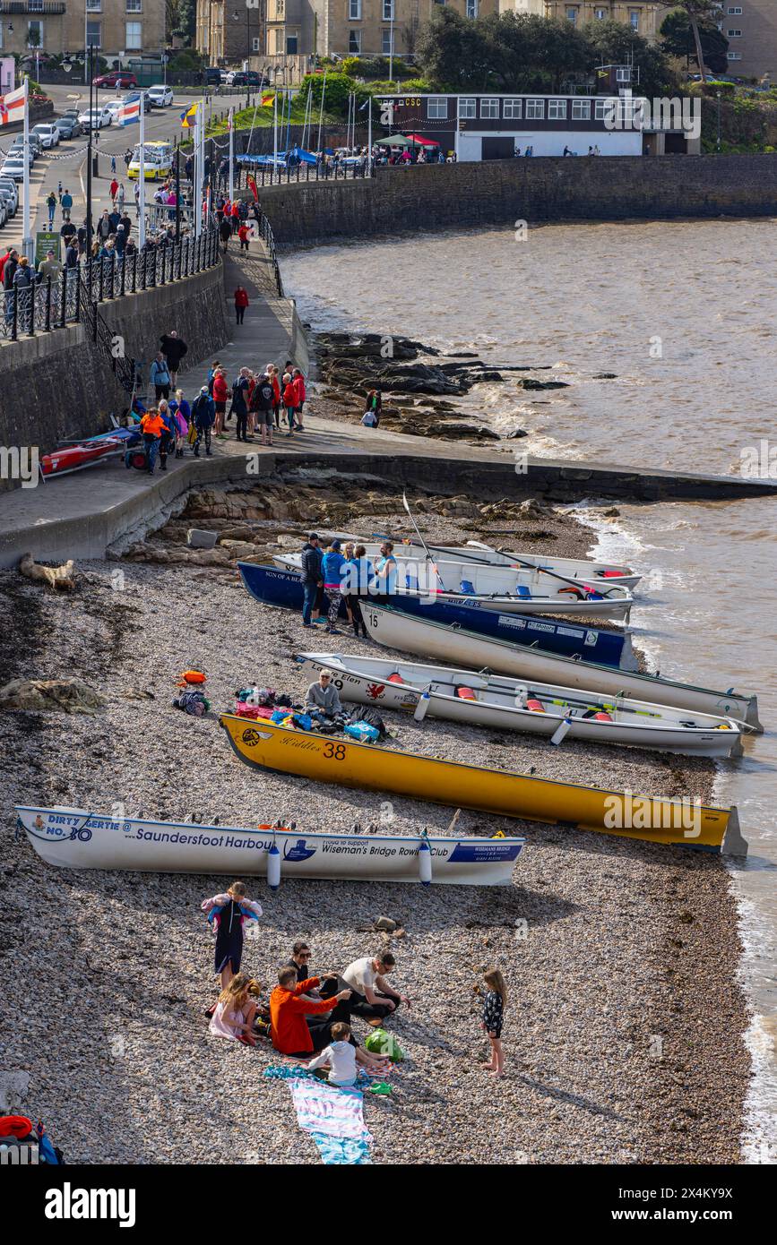 Les bateaux de la régate du Clevedon Coastal Rowing Club se sont arrêtés sur la plage Banque D'Images