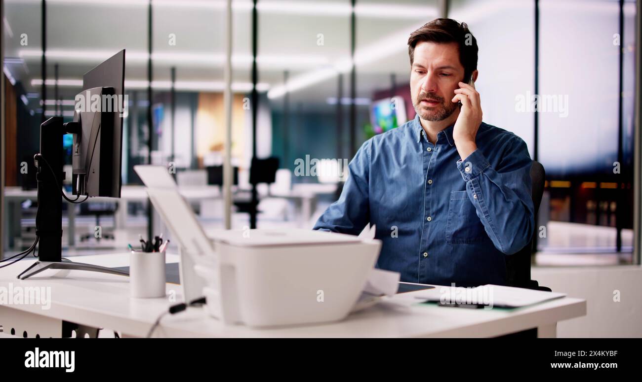 Agacé par un problème de toner de l'imprimante bureautique cassé Banque D'Images