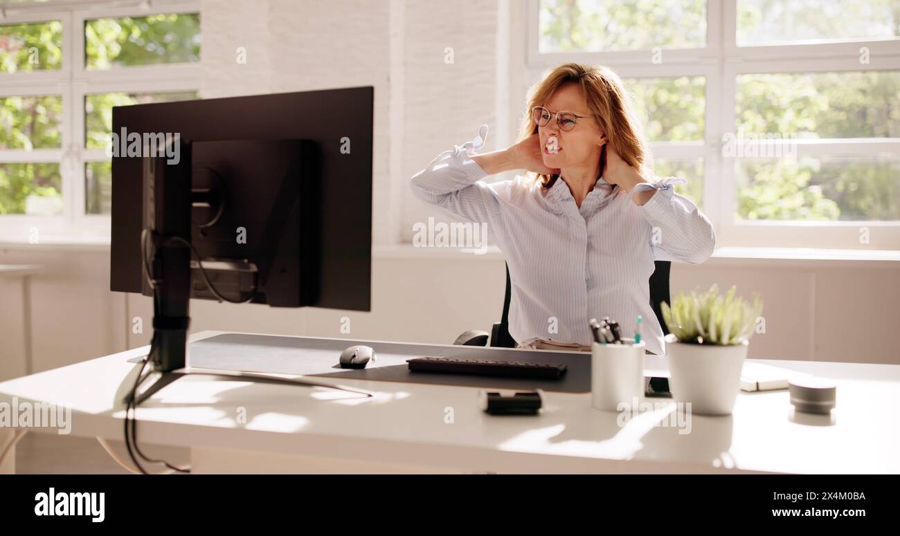 Chaise d'ordinateur ergonomique mauvaise posture et douleur Banque D'Images
