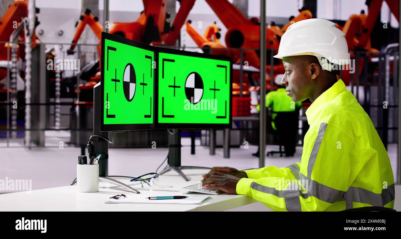 Ingénieur utilisant le moniteur de PC avec l'écran vert dans Modern car Factory Banque D'Images Ingénieur utilisant le moniteur de PC avec l'écran vert dans Modern car Factory Banque D'Images