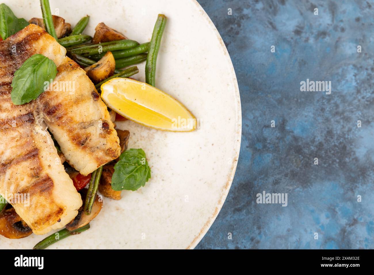 saumon grillé avec asperges, pois, poivrons jaunes, carottes et oignons verts sur assiette. Vue de dessus, espace de copie Banque D'Images