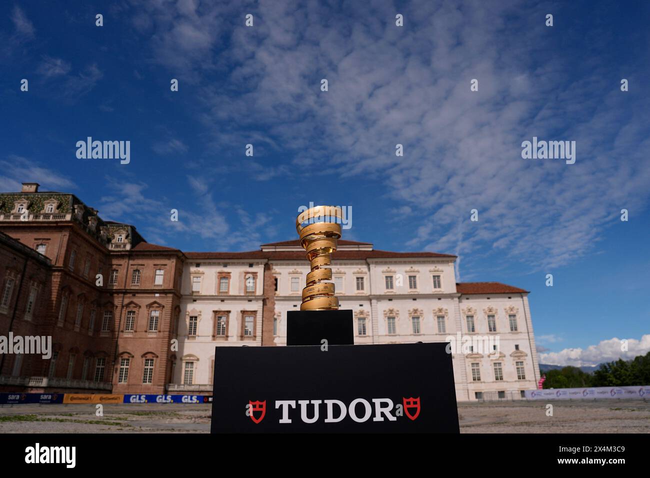 Le trofeo senza Fine lors de l'étape 1 du Giro d'Italia de Venaria Reale à Turin, 4 mai 2024 Italie. (Photo de Fabio Ferrari/LaPresse) crédit : LaPresse/Alamy Live News Banque D'Images