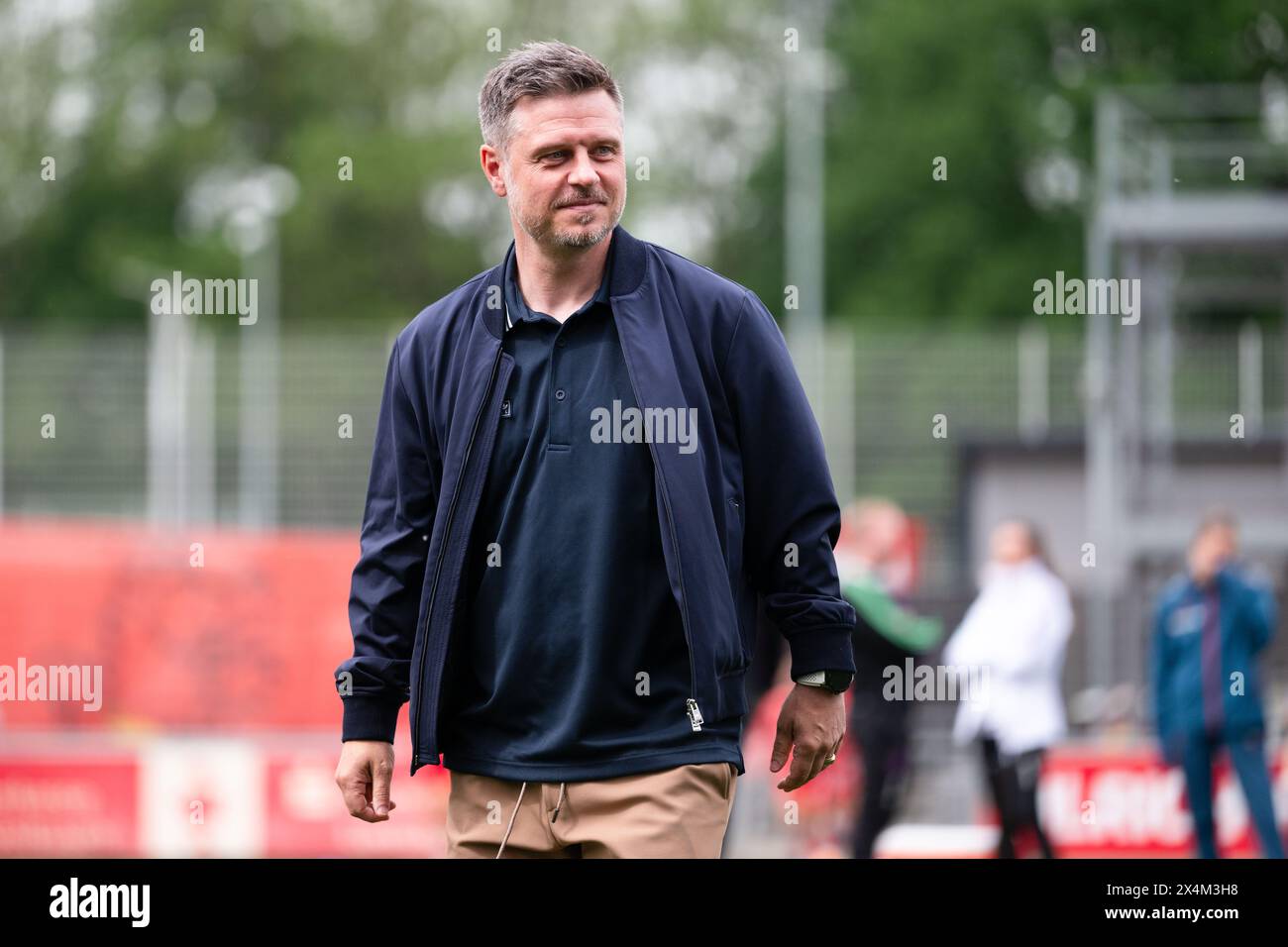 Leverkusen, Allemagne. 04 mai 2024. Football, femmes : Bundesliga, Bayer Leverkusen - Bayern Munich, Journée 20, Ulrich-Haberland-Stadion. Alexander Straus, entraîneur du Bayern Munich, se tourne vers le match. Crédit : Marius Becker/dpa - REMARQUE IMPORTANTE: conformément aux règlements de la DFL German Football League et de la DFB German Football Association, il est interdit d'utiliser ou de faire utiliser des photographies prises dans le stade et/ou du match sous forme d'images séquentielles et/ou de séries de photos de type vidéo./dpa/Alamy Live News Banque D'Images