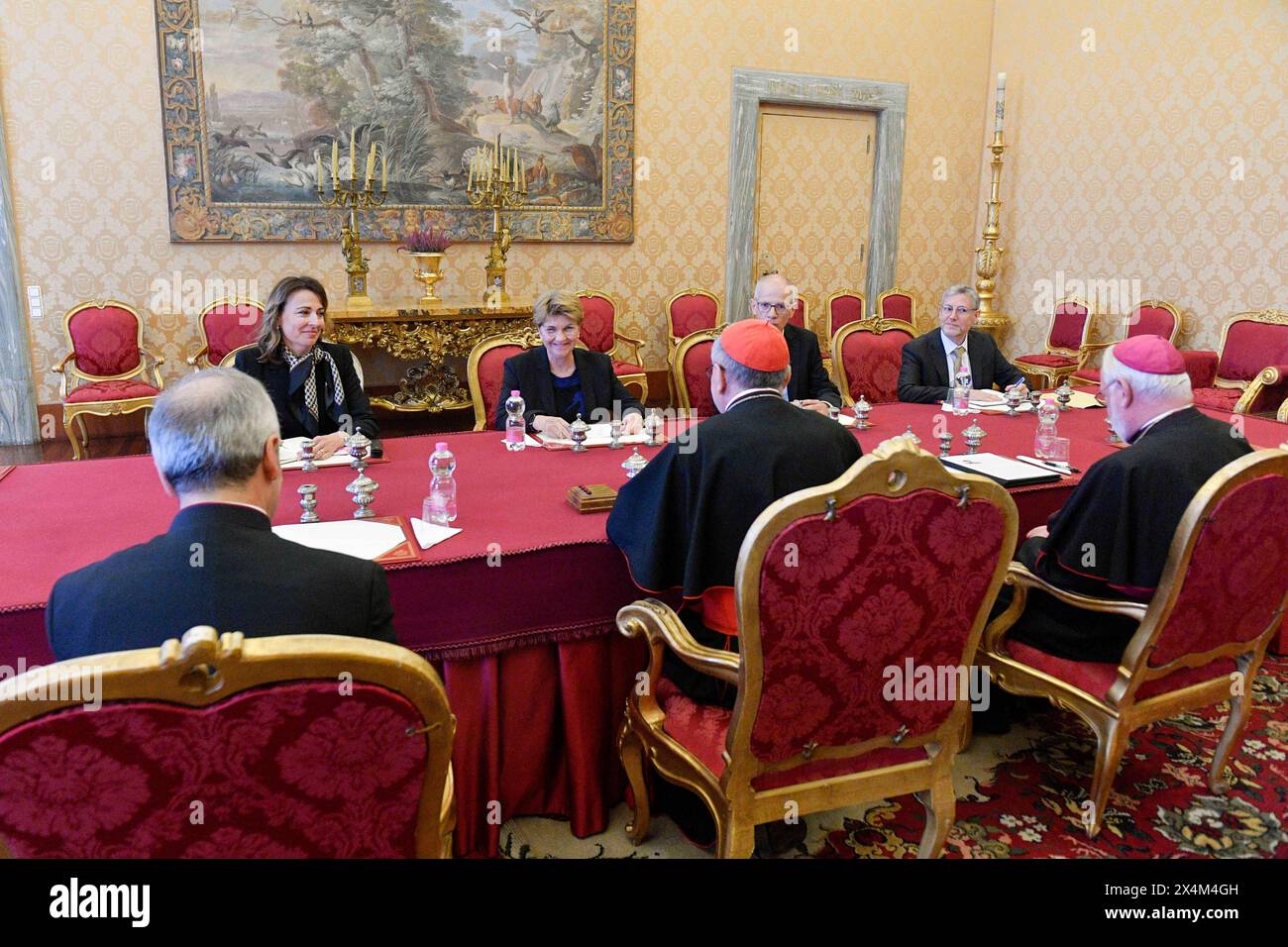 Vatican, Vatican. 04 mai 2024. **NON LIBRI** Italie, Rome, Vatican, 2024/5/4.le Cardinal Pietro Parolin lors d'une audience privée avec la Présidente fédérale suisse Viola Amherd au Vatican photographie de Vatican Media /Catholic Press photo s. RESTREINTE À UN USAGE ÉDITORIAL - PAS DE MARKETING - PAS DE CAMPAGNES PUBLICITAIRES. Crédit : Agence photo indépendante/Alamy Live News Banque D'Images