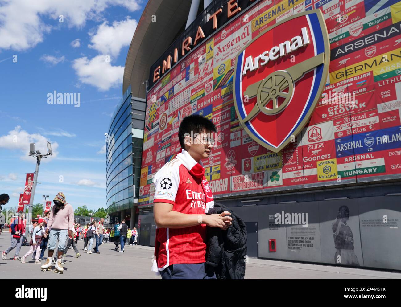 Un fan d'Arsenal devant le terrain avant le match de premier League à l'Emirates Stadium, Londres. Date de la photo : samedi 4 mai 2024. Banque D'Images