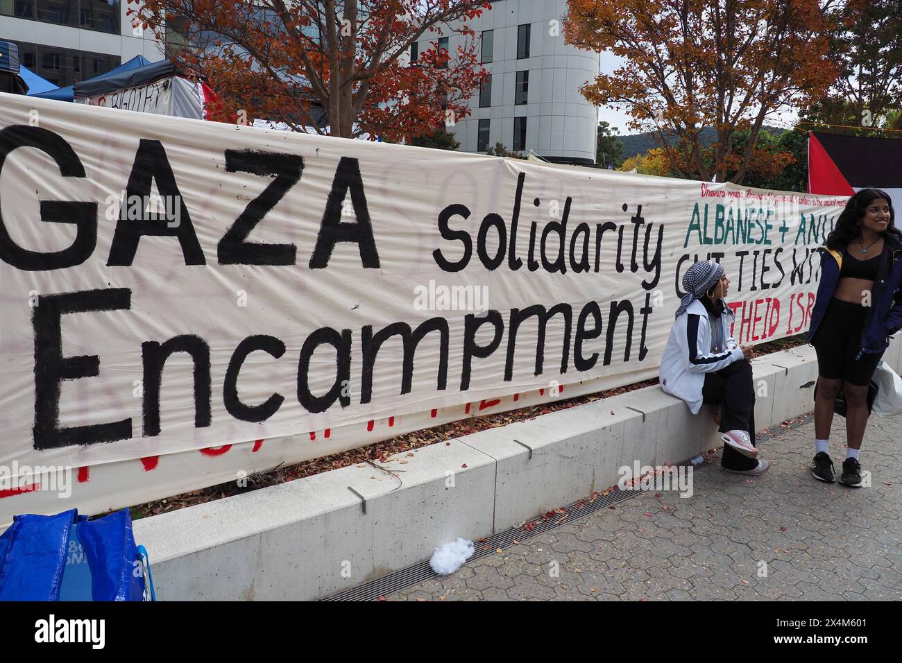 Canberra, Australie, 5 mai 2024. Des centaines de manifestants pro-palestiniens défilent de Civic au camp de solidarité de Gaza à l'Université nationale australienne pour montrer leur soutien aux demandes des étudiants que l'université cède et coupe tous les liens avec Israël. Banque D'Images