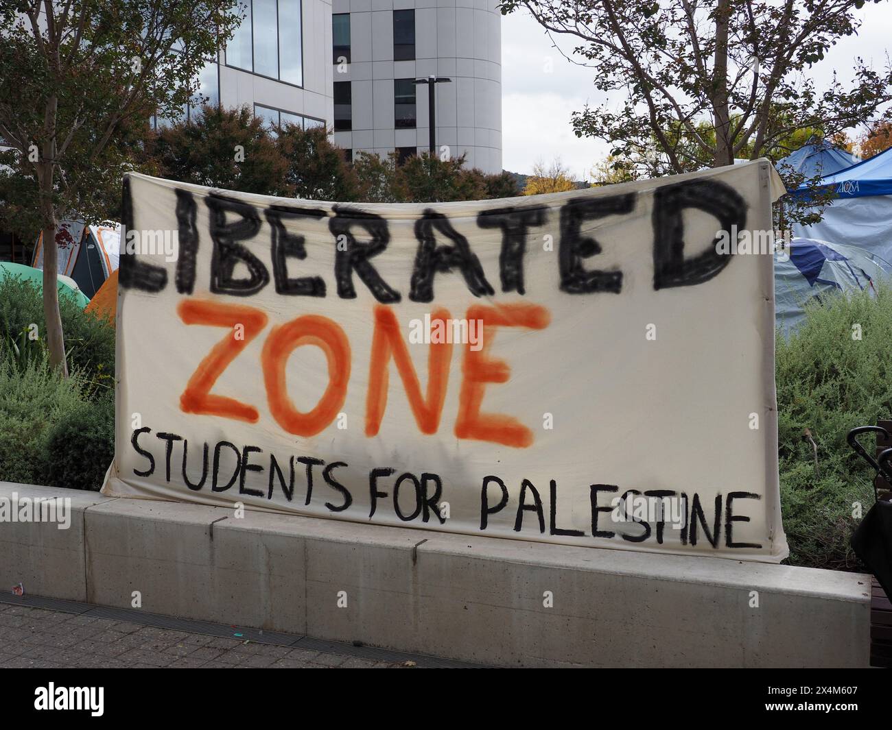 Canberra, Australie, 5 mai 2024. Des centaines de manifestants pro-palestiniens défilent de Civic au camp de solidarité de Gaza à l'Université nationale australienne pour montrer leur soutien aux demandes des étudiants que l'université cède et coupe tous les liens avec Israël. Banque D'Images