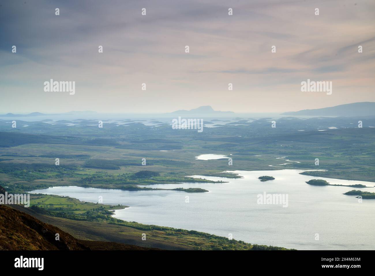 Irlande Nephin Beg Mountain et Beltra lough à nuages bas Banque D'Images