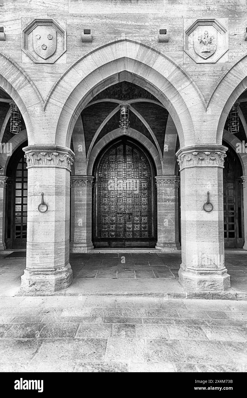 L'ancien portail du Palais public de Saint-Marin : un joyau historique niché au cœur de la plus ancienne République du monde et l'un des principaux monuments Banque D'Images