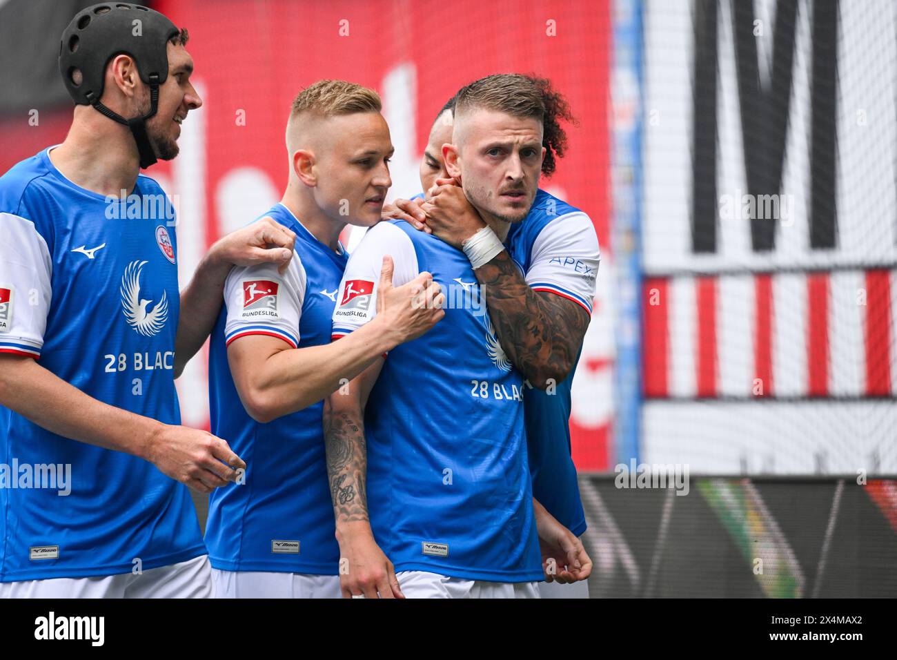 04 mai 2023, Mecklembourg-Poméranie occidentale, Rostock : Football : Bundesliga 2, Hansa Rostock - Karlsruher SC, Journée 32, Ostseestadion. Damian Roßbach (G-d) et Kai Pröger de Rostock encouragent Nico Neidhart après son but de 1:0 contre Karlsruhe. Photo : Gregor Fischer/dpa - NOTE IMPORTANTE : conformément aux règlements de la DFL German Football League et de la DFB German Football Association, il est interdit d'utiliser ou de faire utiliser des photographies prises dans le stade et/ou du match sous forme d'images séquentielles et/ou de séries de photos de type vidéo. Banque D'Images