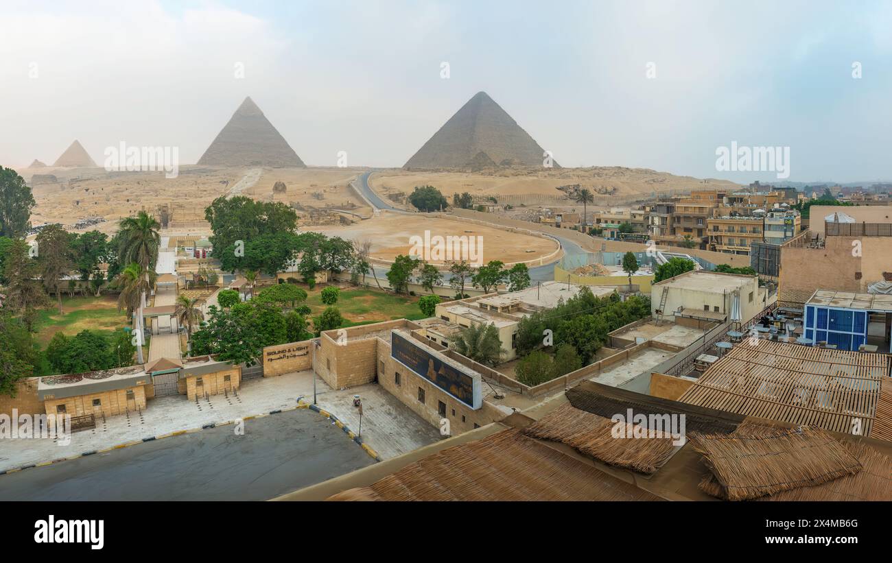 Gizeh, Egypte - Une vue des pyramides de Gizeh, Egypte tôt le matin Banque D'Images
