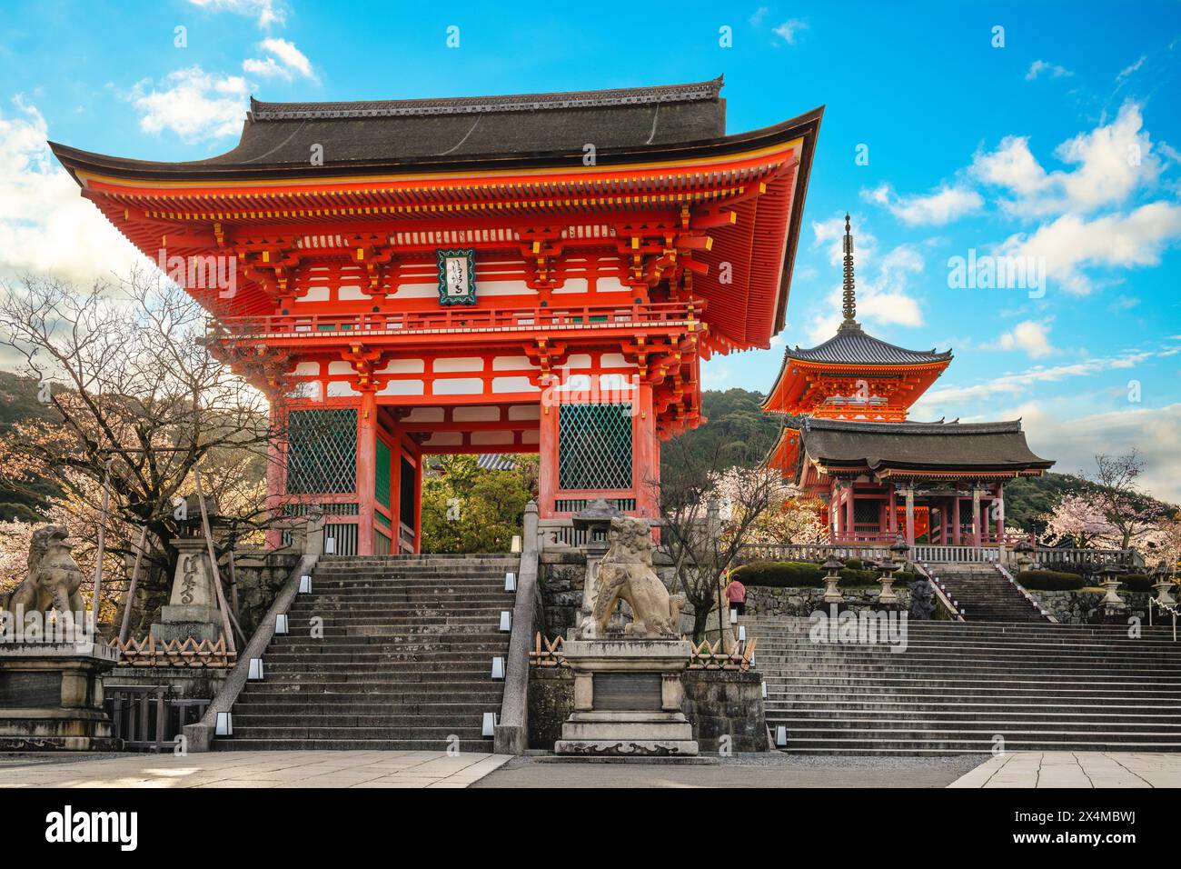Porte Deva du temple Kiyomizu Dera à Kyoto, Japon. Traduction : Kiyomizu dera Banque D'Images