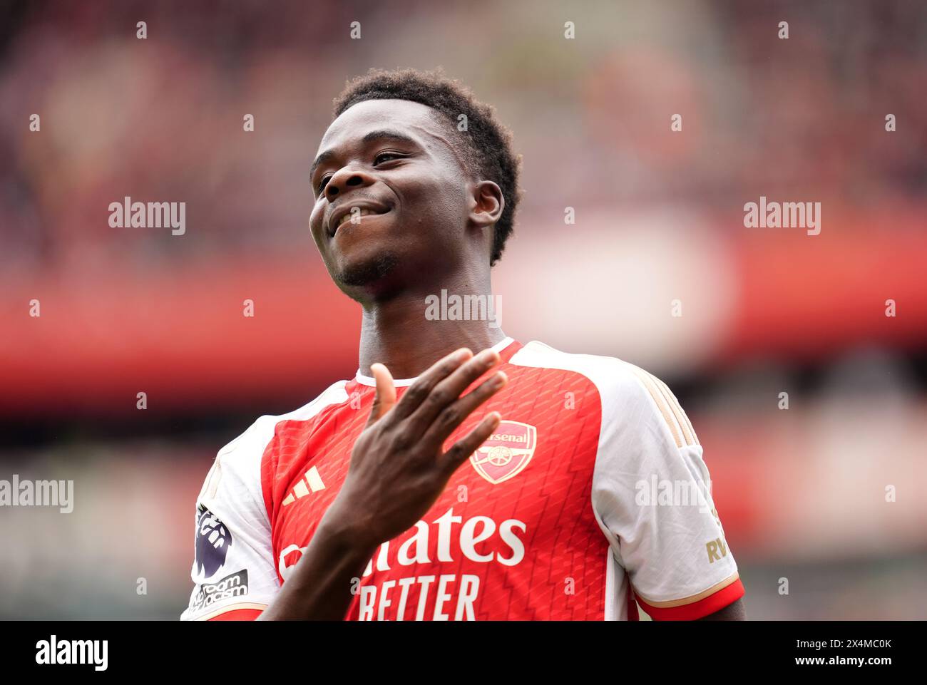 Bukayo Saka d'Arsenal célèbre avoir marqué le premier but de son équipe lors d'un penalty lors du match de premier League à l'Emirates Stadium de Londres. Date de la photo : samedi 4 mai 2024. Banque D'Images
