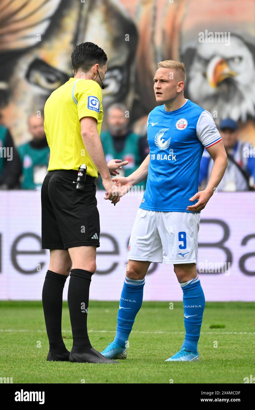04 mai 2023, Mecklembourg-Poméranie occidentale, Rostock : Football : Bundesliga 2, Hansa Rostock - Karlsruher SC, Journée 32, Ostseestadion. Kai Pröger (R) de Rostock se plaint auprès de l'arbitre Florian Badstübner après une faute. Photo : Gregor Fischer/dpa - NOTE IMPORTANTE : conformément aux règlements de la DFL German Football League et de la DFB German Football Association, il est interdit d'utiliser ou de faire utiliser des photographies prises dans le stade et/ou du match sous forme d'images séquentielles et/ou de séries de photos de type vidéo. Banque D'Images