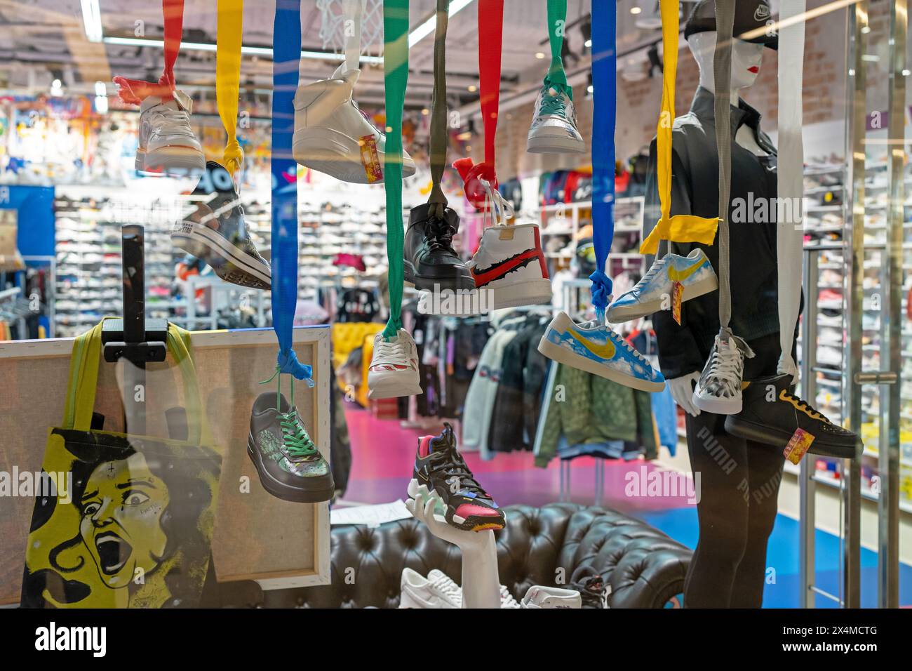 Baskets de différentes marques sur la vitrine du magasin de chaussures multi-marques. Conception d'une vitrine de magasin d'un magasin de chaussures de sport. Minsk, Biélorussie - 03 mai 2024 Banque D'Images