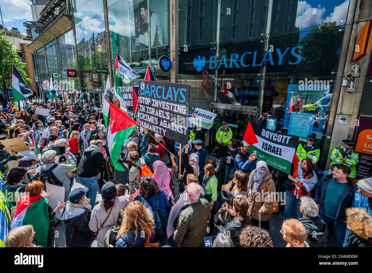 Londres, Royaume-Uni. 4 mai 2024. Un petit groupe de manifestants pro-Israël essaient de se mêler à la foule (avec pl;acards disant que le Hamas sont des terroristes, assez est assez anbd Hamas=Isis), ils sont priés par la police de ne pas affronter les manifestants palestiniens - Une manifestation palestinienne, appeler à un cessez-le-feu maintenant et à cesser d'armer Israël Palestine manifestation à la banque Barclays Tottenham court Road. Les manifestants disent que Barcalys est "l'un des plus grands bailleurs de fonds du commerce d'armes avec Israël". Crédit : Guy Bell/Alamy Live News Banque D'Images