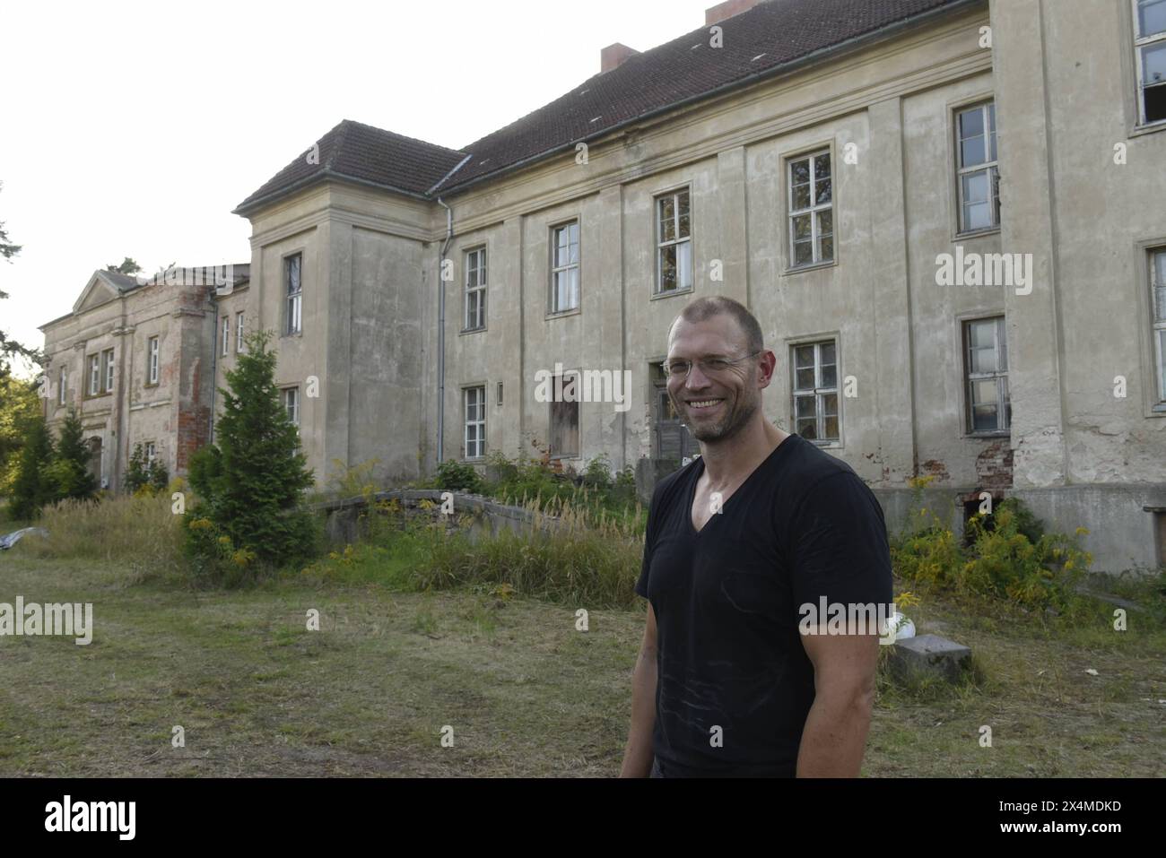Jorres Risse - geboren AM 9. Mai 1959 à Berlin - Hat das Gutshaus Tentzerow gekauft und möchte dieses sanieren, um hier zu leben. *** Jorres Risse, né le 9 mai 1959 à Berlin, a acheté le manoir de Tentzerow et veut le rénover pour y vivre Banque D'Images