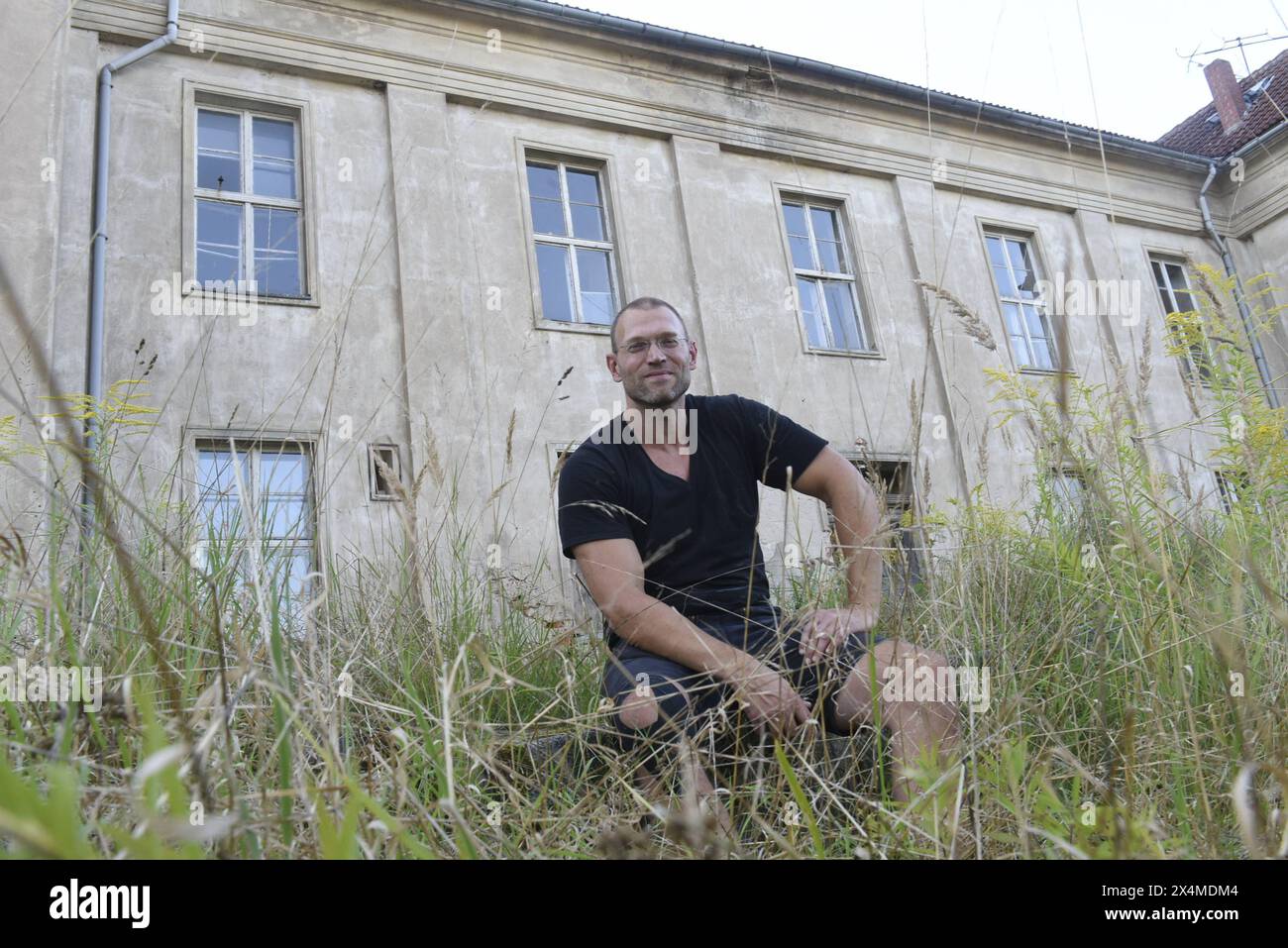 Jorres Risse - geboren AM 9. Mai 1959 à Berlin - Hat das Gutshaus Tentzerow gekauft und möchte dieses sanieren, um hier zu leben. *** Jorres Risse, né le 9 mai 1959 à Berlin, a acheté le manoir de Tentzerow et veut le rénover pour y vivre Banque D'Images