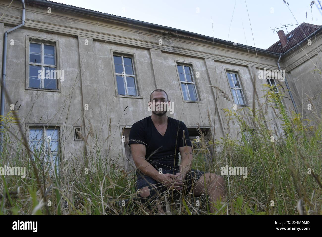 Jorres Risse - geboren AM 9. Mai 1959 à Berlin - Hat das Gutshaus Tentzerow gekauft und möchte dieses sanieren, um hier zu leben. *** Jorres Risse, né le 9 mai 1959 à Berlin, a acheté le manoir de Tentzerow et veut le rénover pour y vivre Banque D'Images