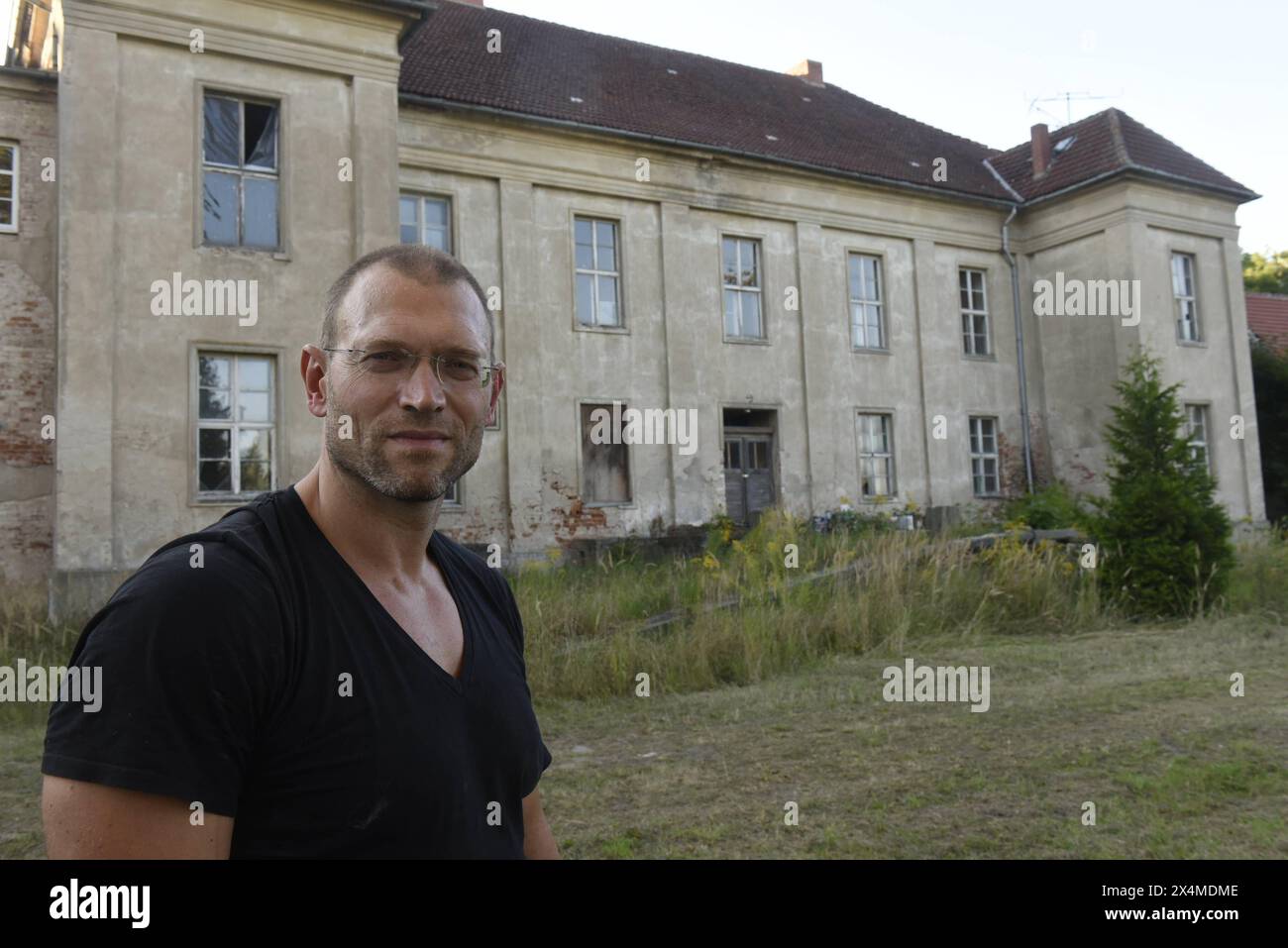 Jorres Risse - geboren AM 9. Mai 1959 à Berlin - Hat das Gutshaus Tentzerow gekauft und möchte dieses sanieren, um hier zu leben. *** Jorres Risse, né le 9 mai 1959 à Berlin, a acheté le manoir de Tentzerow et veut le rénover pour y vivre Banque D'Images