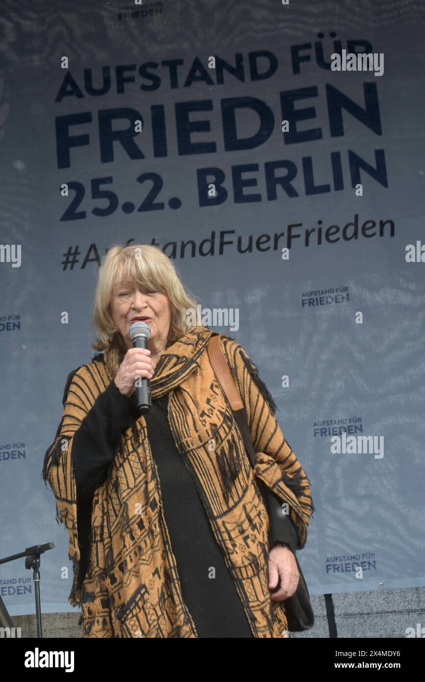 Alice Sophie Schwarzer - geboren AM 3. Dezember 1942 in Wuppertal - spricht auf der Kundgebung : Aufstand für den Frieden am Brandenburger Tor teil. Die Forderung lautet : Keine Waffen in die Ukraine zu liefern und den Krieg mit Russland durch Verhandlungen zu beenden. *** Alice Sophie Schwarzer née le 3 décembre 1942 à Wuppertal parle lors du rassemblement pour la paix à la porte de Brandebourg la demande est de ne pas fournir d'armes à l'Ukraine et de mettre fin à la guerre avec la Russie par des négociations Banque D'Images