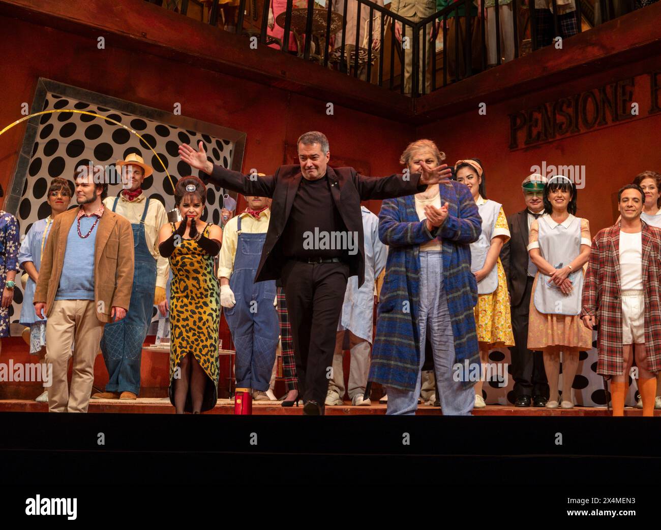 Chef Jacques Lacombe saluant l'orchestre dans Curtain Call, Don Pasquale de Donizetti, Canadian Opera Company, Toronto, Canada Banque D'Images